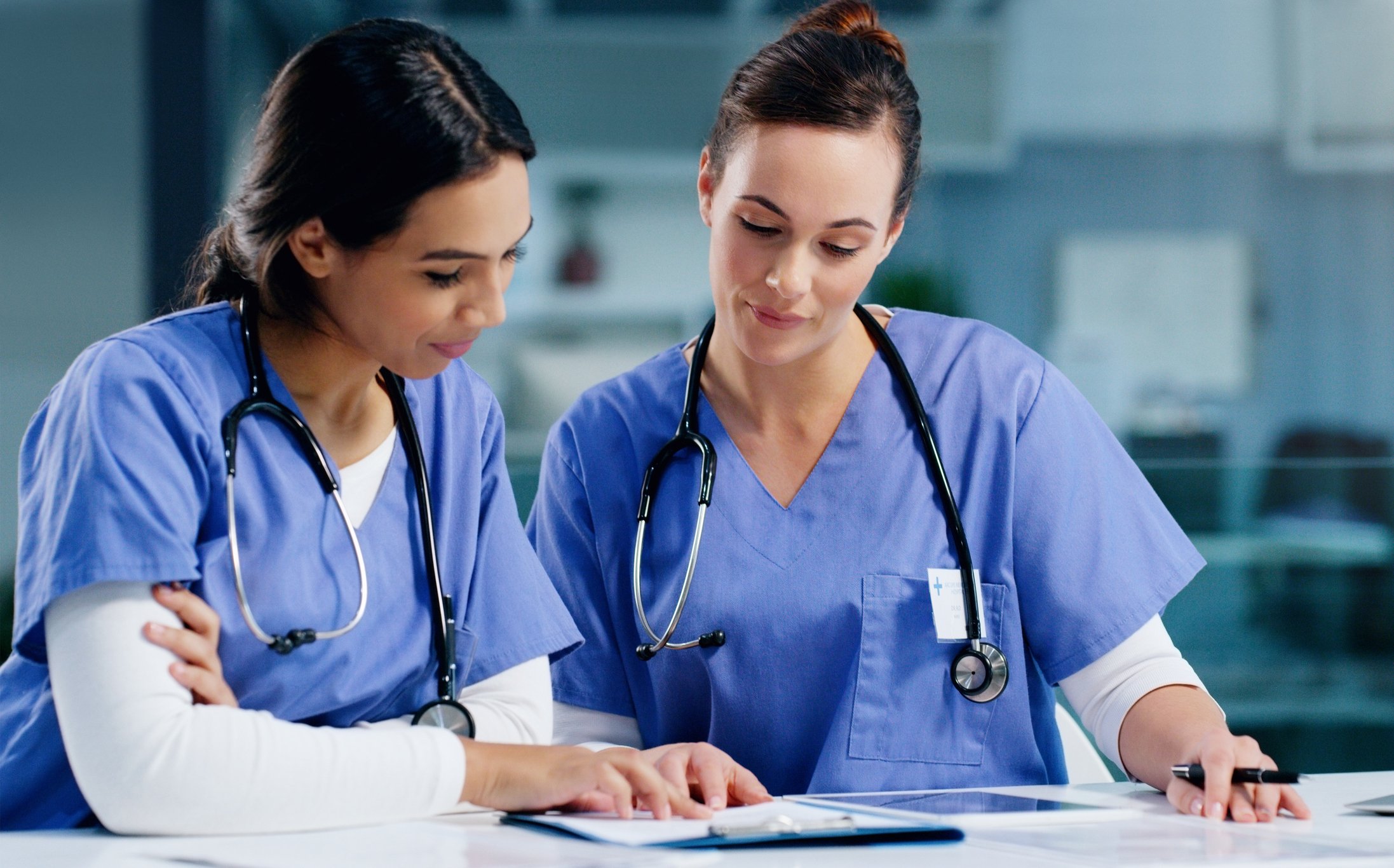 Mentor helping a nurse while on assingment Mentor helping a nurse while on assingment